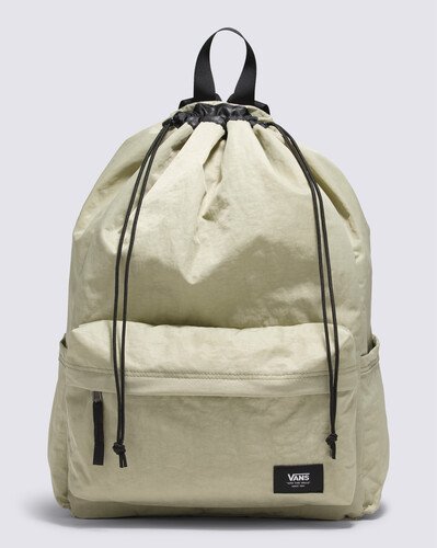 Simples, mas resistente, a Mochila Old Skool Cinch Backpack Upland Elm é resistente o suficiente para usar todos os dias e em qualquer sessão de skate. Feita com tecidos de Cordura® que são reconhecidos por sua durabilidade duradoura e resistência à abrasão, rasgos e arranhões, a mochila vem equipada com um compartimento acolchoado que comporta notebook, que permite armazenar seu dispositivo com segurança, um bolso elástico para garrafa de água na lateral, alças ajustáveis ??e uma trava de cordão para garantir que todos os seus produtos permaneçam no lugar.
