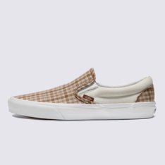 Em 1977, o Vans #98 era conhecido como Classic Slip-On, tornando-se um ícone no sul da Califórnia. Hoje, ele é reconhecido mundialmente por sua silhueta confortável, facilidade de uso e design admirado. O Tênis Slip-On Industrial Prep Brown Multi é um item essencial para o dia a dia com o verdadeiro estilo “Off The Wall”. Este tênis slip-on atemporal também inclui cabedal discreto em lona marrom, colarinhos acolchoados de suporte, detalhes elásticos nas laterais e sola de borracha waffle exclusiva Vans.