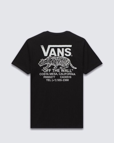 Conforto e estilo andam juntos. A Camiseta Sneaky Ss Black carrega autenticidade Vans por onde passa. Proporcionando conforto e sensação de leveza ao vestir, a camiseta masculina tem modelagem clássica, permitindo maior mobilidade tanto para uso em propostas casuais ou na prática de esportes de ação. Confeccionada em tecido 100% algodão, apresenta estampa frontal com assinatura Vans® e um tigre, na altura do peito, do lado esquerdo. Traz a mesma estampa centralizada nas costas, em tamanho maior.
