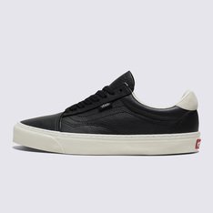 Com uma versão elevada na silhueta da sidestripe original, o Tênis Old Skool Black acrescenta detalhes minimalistas para este tênis icônico com atacadores. Com acabamento em couro macio e forro refinado, esta silhueta permanece consagrada dentro e fora das pistas.