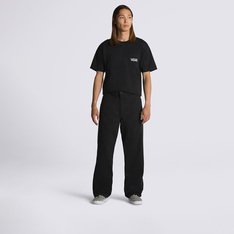 Ajuste, estilo e durabilidade - o Authentic Chino Fit. Pensamos muito em nossas calças para que você não precise. Uma calça chino versátil que oferece estilo e funcionalidade a um preço acessível, o Authentic Chino Loose Pant permite que você pare de se preocupar com seu equipamento e se concentre no seu skate. Construída com uma fabricação de vestuário de trabalho, esta calça chino solta apresenta bolsos frontais clássicos chino com um novo posicionamento do bolso para moedas à direita, bolsos traseiros com fechamento de botão e presilhas bordadas com "Drop V" para reforço. Além disso, novos detalhes trazem muito estilo "Off The Wall" para este item essencial para skate, incluindo o novo detalhe de presilha "V" na cintura traseira, a nova fita xadrez na face interna da braguilha e o novo rótulo de bandeira costurado internamente na costura da bainha para uma marcação adicional quando as pernas são dobradas.