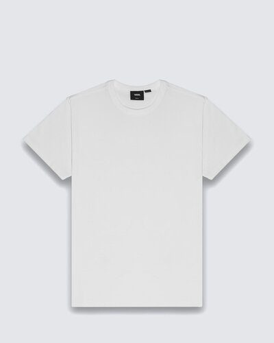 Confortável para usar todos os dias. Durável o suficiente para que você faça isso. Todo mundo precisa de uma camiseta em que possa confiar. A Camiseta Off The Wall Ii Ss Seasonal Hero: Authentic White de manga curta vai acabar com sua busca pela camiseta perfeita para que você possa se concentrar nas coisas mais importantes. Com uma estampa interna no padrão waffle - que afasta a umidade da pele - esta camiseta mantém você confortável e seco, enquanto o fio resistente proporciona durabilidade e minimiza o encolhimento. Com gola canelada e costuras reforçadas nos ombros, acabamentos premium da Vans, a camiseta branca traz aplicação de patch bordado preto com assinatura Vans, na altura do peito no lado esquerdo e vem com uma presilha em estampa checkerboard para pendurar em cabides.