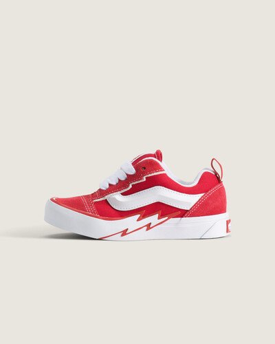 O Tênis Knu Skool Racing Red Infantil traz o legado Vans em um modelo knu Skool Kids com construção vulcanizada em couro. Design inspirado na tradição da marca, com montagem robusta que oferece suporte e flexibilidade, entressola acolchoada e acabamento que privilegia conforto durante o uso. Detalhes de fabricação realçam resistência e o caráter atemporal do modelo, mantendo a atitude Off The Wall presente em cada costura.