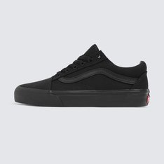Em 1977, o tênis Old Skool, originalmente nomeado de Vans #36 foi lançado sendo o primeiro a conter a icônica sidestripe na lateral. O que começou como um rabisco de Paul Van Doren, originalmente chamado de “Jazz Stripe”, se tornou um dos ícones da marca Vans. O Tênis Old Skool Black Black é um tênis de cano baixo com cadarço que possui cabedal de lona têxtil e camurça resistente preto, sidestripe em couro preto e viras laterais borracha na cor preta com biqueiras reforçadas para suportar o desgaste por repetição, cano acolchoado para dar suporte e flexibilidade e a clássica sola de borracha waffle vulcanizada exclusiva Vans.