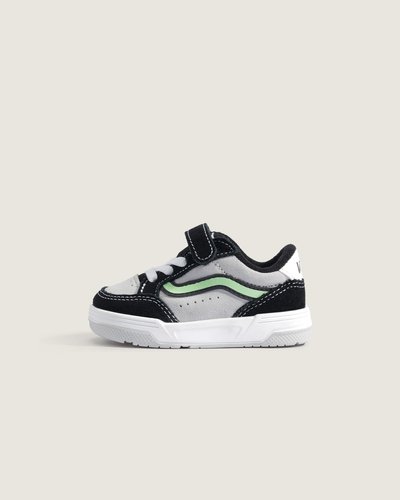 Sempre em alta. Inspirado nos estilos de skate do início dos anos 2000, com um perfil bufante e detalhes oversized. O Tênis Kids Hylane Pop Sidestripe Black Mint Infantil é um tênis inspirado no skate Y2K que re-interpreta a silhueta Upland de 1999. Referências ao passado coexistem com detalhes de design sofisticados, como a Sidestripe 3D brilhante e logotipos bordados, enquanto a estrutura robusta e a língua de skate bufante proporcionam um visual retrô. Com fecho de velcro sobre cadarços elásticos para um ajuste seguro, o Hylane Infantil transforma uma estética old skool em um item essencial do guarda-roupa atual.