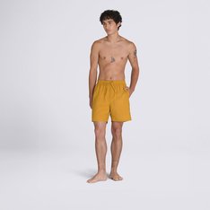 Conforto e estilo são aliados que carregam a essência Vans em todas as peças clássicas. A Boardshort Salt Wash Harvest Gold é confeccionada em algodão e poliamida com forro de malha, proporcionando maior conforto durante o uso. Com silhueta relaxed, o modelo traz bolso lateral estilo faca, elástico no cós e cordão para ajuste frontal falso, com loop para prender chaves no cós traseiro direito. Uma peça tradicional Vans que agrega o estilo “Off The Wall”, compondo um visual totalmente despojado. O modelo tem caimento solto, permitindo a mobilidade e a secagem mais rápida fora da água. Com aplicação de etiqueta tecida Vans na perna esquerda. Para curtir e descansar.