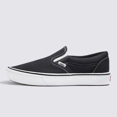 Quando os clássicos se unem ao conforto. A Vans renovou a silhueta icônica do Classic Slip-On introduzindo a tecnologia ComfyCush: uma sola mais macia e acolchoada que oferece ao ComfyCush Slip-On um ajuste sem igual com a sensação de andar nas nuvens. Apresentando uma construção co-moldada de espuma e borracha para a combinação perfeita de conforto e aderência, com o ComfyCush Slip-On é possível se sentir confortável o tempo todo, mantendo a estética icônica do slip-on original. Esse visual atemporal também é equipado com solas de borracha que proporcionam durabilidade e tração, interiores simplificados de peça única com maior suporte no arco e forro com material que absorve a umidade em todo o interior do tênis. Com cabedal de lona de 170g que se concentra na estabilização da lingueta, o Tênis Slip-On ComfyCush Black True White confere um toque retrô aos estilos esportivos da Vans do início dos anos 1990 e oferece uma experiência em que o conforto é vital.