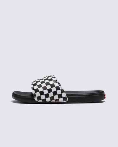 Deslize no conforto com o Chinelo Slide-On True White Black. Com inspiração no solado vulcanizado dos clássicos Vans, o chinelo slide-on apresenta silhueta com uma tira larga em nobuck sintético preto com a icônica estampa em checkerboard da Vans em preto e branco. Com forro de borracha macia e tecido elástico, o modelo possui palmilhas UltraCush super macias que incluem suporte de arco embutido e as solas waffle UltraCush™ Lite injetadas com leveza, flexibilidade e durabilidade. Esse modelo vai te acompanhar na correria de um dia inteiro. O logo “Vans Off The Wall” é aplicado na heeltab do calcanhar.