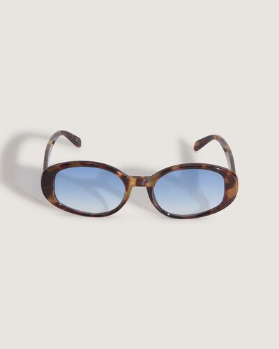 Seja ousado. Mantenha-se protegido. Combinar estilo clássico com proteção é autenticidade Vans. Com um design icônico, o Óculos Ss Out There Sunglasses Tortoise Shell traz uma silhueta clássica da estética Vans, com uma armação atemporal inspirada no estilo vintage, em formato oval, com estampa animal print icônica de tartaruga. O modelo é confeccionado em policarbonato, com proteção contra os raios UVA e UVB 400, vento e outros elementos. O óculos de sol clássico que agrega estilo em todas as ocasiões. Traz assinatura exclusiva Vans em “Drop V”, aplicada na lateral da haste. Pensado para dar conforto e proteção o tempo todo. Fique “Off The Wall” e destaque sua personalidade por onde for. O modelo acompanha uma bolsa para proteger o seu óculos de sol, para guardar de forma segura dentro de bolsas e mochilas.