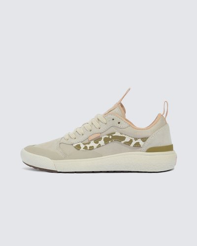Máximo conforto e aliado de todas as rotinas. Esteja sempre pronto para o inesperado com o Tênis Ultrarange Exo Se Ultrarange Exo. Groovy Floral Khaki. Com um solado co-moldado construído em padrão tratorado em waffle - exclusividade Vans - ele maximiza a cobertura, aderência e durabilidade da borracha. A nova entressola UltraCush™ Lite traz conforto e leveza para o calce. O modelo de cano baixo possui cabedal com inspiração na silhueta do icônico Old Skool - em camurça, tecido e sintético com detalhe floral na sidestripe - totalmente respirável, com biqueira e antepé de borracha renovado, deixando o calce no ajuste ideal. O Exo Skeleton fornece apoio integrado nos dedos e na parede lateral medial, com uma trava de calcanhar para um ajuste seguro. No calcanhar e lingueta, traz puxadores, facilitando o calce. O logo “Vans Off The Wall” é aplicado na heeltab do calcanhar. Já a etiqueta tecida Vans em checkerboard vem na lateral do tênis, enquanto a assinatura “Vans Ultrarange” é aplicada na lingueta. Conforto e estilo dentro e fora das pistas.
Características do produto: 
• Suporte completo: o Exo Skeleton oferece suporte integrado nos dedos dos pés e na parede lateral medial, com trava no calcanhar para um ajuste seguro; 
• UltraCush™ para conforto: a entressola co-moldada UltraCush™ Lite aumenta o conforto, não o peso; 
• Aderência: as solas com padronagem em waffle invertida e tratorada totalmente envoltas em borracha melhoram a tração e a flexibilidade; 
• Respiração aumentada: uma lingueta UltraCush™ com orifícios de respirabilidade oferece fluxo de ar superior; 
• Materiais: cabedais de camurça premium, tecido e sintético proporcionam uma aparência e sensação elevadas.