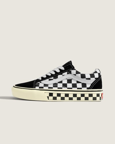 Em 1977, o Tênis Old Skool Festival Checkerboard Black Marshmallow foi lançado sendo o primeiro a conter a icônica sidestripe, um rabisco de Paul Van Doren que ajudou a moldar o legado da Vans. Este modelo traz cabedal em couro com construção vulcanizada, entressola acolchoada e sola com padrão waffle, entregando suporte, flexibilidade e conforto. Acabamentos clássicos reforçam o caráter autêntico do modelo