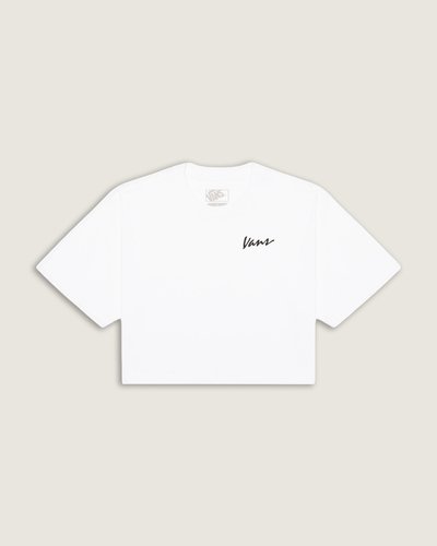 O estilo “Off The Wall” é referência nas artes, na cultura de rua e nos esportes de ação. Com estampa na altura do peito, no lado esquerdo, com assinatura Vans em letra cursiva, a Camiseta Ss Archived Crop White Infantil de manga curta é urbana e compõe o visual casual, com inspiração no street style. Confeccionada em algodão e gola careca em rib, a camiseta com modelagem cropped - mais curta e que veste soltinha no corpo - para uso em diversos momentos, tanto como os de lazer como na prática de esportes de ação. A camiseta proporciona conforto e veste fácil, onde a única preocupação é apenas curtir dentro e fora das pistas com estilo.