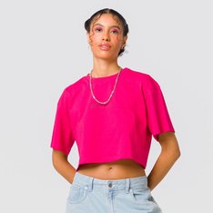 Sua personalidade em destaque, independente da ocasião. Para combinar com todos os seus clássicos, a Camiseta Ss Cherries Jubilee carrega atitude e traz o toque de criatividade que você procura para agregar ao seu estilo. Casual, confortável e com o estilo clássico da Vans, a camiseta de manga curta, apresenta modelagem cropped - de silhueta mais curta - seu caimento é largo e desestruturado, estilo “boyfriend”. É confeccionada em tecido de algodão, com estampa frontal, trazendo assinatura “Off The Wall Collective” - referências do clássico e tradicional Vans. Autenticidade em todas as suas composições.