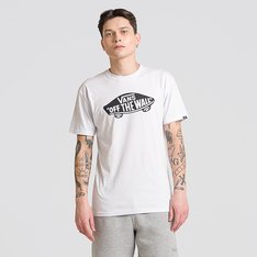 Fundada na Califórnia em 1966, a Vans está envolvida com a cultura de rua, artes, música e ligada ao skate e à evolução do esporte, sem perder a essência. Dos clássicos aos modernos, a Vans possui uma enorme variedade de modelos de tênis, roupas e acessórios, sempre mantendo o estilo "Off The Wall". A camiseta OTW Classic Ss White Black branca de manga curta, possui o logo do lendário skate Vans "Off the Wall" estampado na altura do peito em silk à base d’água. Traz etiqueta tecida Vans aplicada na manga, gola canelada, costura reforçada nos ombros e é confeccionada em 100% algodão. Tipo de modelagem: classic. O modelo tem 1,82m de altura e veste tamanho M.