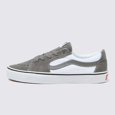 O revolucionário Sk8-Hi transformado em um tênis de cano baixo atemporal. Uma versão adaptada do lendário tênis de cano alto, o Tênis Sk8-Low 2-Tone Pewter traz a estética familiar da sidestripe contrastante, com uma proposta totalmente nova na maneira de vestir esta silhueta icônica. Além dos cabedais clássicos de lona e camurça que imitam a contraparte mais alta, o tênis de cano baixo é fácil de usar e traz à tona todos os detalhes que preservam a essência do original.
