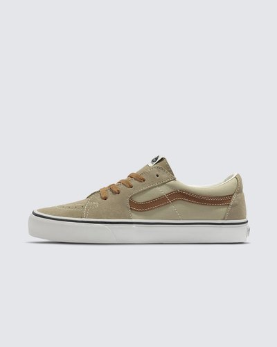 O Sk8-Low, uma versão do lendário tênis de cano alto da Vans, é produzido com uma variedade de cores clássicas, trazendo a estética Sk8-Hi® em um tênis de cano baixo. Com cabedal durável de lona e camurça resistentes, o Tênis Sk8-Low 2-tone Incense possui a contraparte mais alta. O tênis com sidestripe lendária com fecho em cadarços também inclui biqueiras reforçadas, colarinhos acolchoados de suporte e sola de borracha waffle exclusiva Vans.