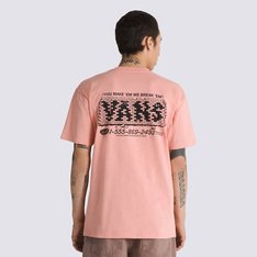 Fundada na Califórnia em 1966, a Vans está envolvida com a cultura de rua, artes, música e ligada ao skate e à evolução do esporte, sem perder a essência. Dos clássicos aos modernos, a Vans possui uma enorme variedade de modelos de tênis, roupas e acessórios, sempre mantendo o estilo "Off The Wall". A Camiseta SS Lobster Bisque de manga curta rosa possui estampa frontal e nas costas com assinatura Vans® dentro de um muro de tijolos, com a inscrição da frase: “You make ‘em we break’ em” - em silk à base d’água. Traz etiqueta tecida Vans aplicada na manga.