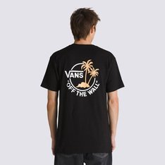 Independente da sua escolha, com a Vans você está sempre no estilo “Off The Wall”. Com estampa autêntica e criativa, a Camiseta Classic Mini Dual Palm II SS Black Apricot Nectar apresenta silhueta de corte clássico mais ajustado ao corpo. De manga curta, é confeccionada em tecido 100% algodão, com estampa trazendo as icônicas palmeiras e assinatura Vans® em “Drop V” na parte frontal, na altura do peito, no lado esquerdo, como nas costas, em silk à base d’água. Possui etiqueta tecida Vans® aplicada na manga, gola canelada e costura reforçada nos ombros. Uma camiseta para combinar com todos os seus clássicos Vans.