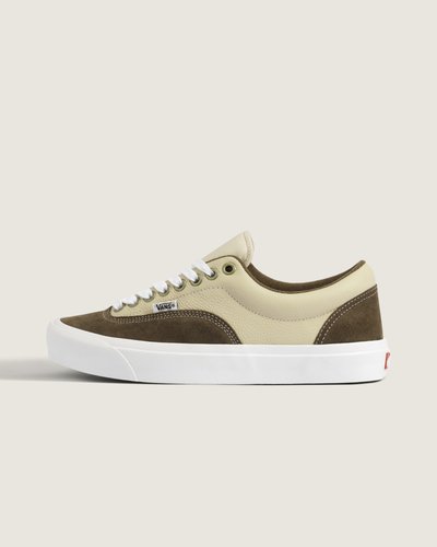O Tênis Era Brown Tan retoma a origem do modelo lançado em 1976, criado para skatistas e adotado pelos Z-Boys. Com cabedal em couro e construção vulcanizada, entrega conforto e suporte com flexibilidade natural e acabamento autêntico. Detalhes de construção ressaltam resistência e sensação tátil do material enquanto a entressola acolchoada proporciona amortecimento discreto. Modelo que carrega o legado Vans e a atitude descontraída da cultura skate