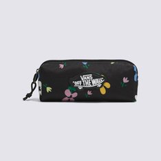 Leve um estilo “Off The Wall” para a sala de aula com o Estojo Black Lavender Mist Infantil. Confeccionado em tecido 100% poliéster reciclado, o estojo possui fechamento por zíper com puxador em atacador, com detalhe em nó estiloso. O modelo acomoda lápis, canetas, demais itens escolares e de escritório. Com estampa icônica floral, o estojo organizador traz aplicação de patch bordado, com assinatura Vans em “Drop V” no clássico skate "Off The Wall”. A equipe da Vans estabeleceu metas ambiciosas de sustentabilidade. Grandes ou pequenos, todos os esforços resultam em mudanças positivas. Para ganhar o logotipo do globo Checkerboard, pelo menos 30% do produto deve ser feito de um ou uma combinação de materiais reciclados, renováveis ??e/ou regenerativos. Para saber mais sobre a Vans® e sua jornada em direção a materiais sustentáveis, acesse www.vans.com.br/sustentabilidade.