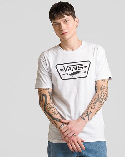 Fundada na Califórnia em 1966, a Vans está envolvida com a cultura de rua, artes, música e ligada ao skate e à evolução do esporte, sem perder a essência. Dos clássicos aos modernos, a Vans possui uma enorme variedade de modelos de tênis, roupas e acessórios, sempre mantendo o estilo "Off The Wall". A Camiseta Full Patch White Black masculina de manga curta traz a estampa "Full Patch" com o icônico skate e inscrição "since 1966” centralizado na altura do peito, em silk à base d’água. Com etiqueta tecida Vans aplicada na lateral da manga, gola canelada, a camiseta branca é confeccionada em algodão e poliéster. Tipo de caimento: classic. O modelo tem 1,82 e veste tamanho M.