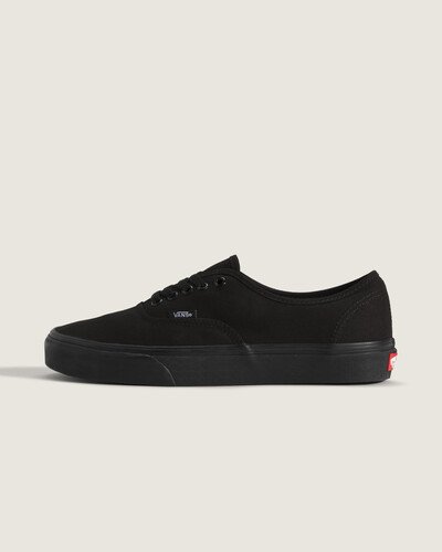 Um tênis inspirado na tradição e que carrega a essência “Off The Wall” da Vans, pronto para o skate. O Tênis Skate Chukka Low Blackout, foi projetado pela equipe de skate da Vans com inspiração nos modelos icônicos como o Authentic e o Chukka Boot, combinando os cabedais clássicos de camurça e lona com o melhor em aderência, flexibilidade e sensibilidade à prancha.