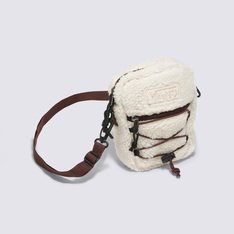 A Bolsa Bail Shoulder Bag Oatmeal é uma bolsa transversal moderna, que imprime toda a autenticidade e irreverência presente nos acessórios da Vans. Confeccionada em poliéster durável, ela é ideal para carregar seus itens essenciais. A bolsa na cor nude possui dois compartimentos com zíper, uma alça ajustável e aplicação de etiqueta tecida com assinatura Vans em “Drop V” e “Off The Wall”.