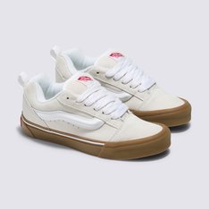 Um estilo “volumoso” típico dos anos 90 que foi inspirado no tênis de cano baixo da Vans. O Knu Skool é a interpretação contemporânea de um estilo clássico dos anos 90, caracterizado por sua lingueta volumosa e Sidestripe Vans moldada em 3D, com acabamento marcado por cadarços oversized e robustos. Com perfil marcante e detalhes em estilo dramático, o Tênis Knu Skool White brinca com o original Old Skool enquanto mescla um ícone do passado com as tendências do presente.