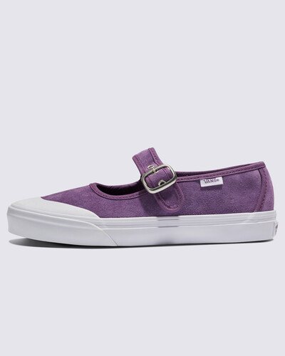 Incorporando a nostalgia retrô e uma interpretação lúdica da feminilidade, a Vans Mary Jane revitaliza essa silhueta atemporal e a eleva para um novo nível. Combinando uma fivela simples e uma tira com uma capa de borracha para os dedos, costura contrastante e a icônica sola de borracha tipo waffle, o Tênis Mary Jane Suede Grape Jam oferece a mistura perfeita de casualidade e elegância, ideal para todos os momentos.