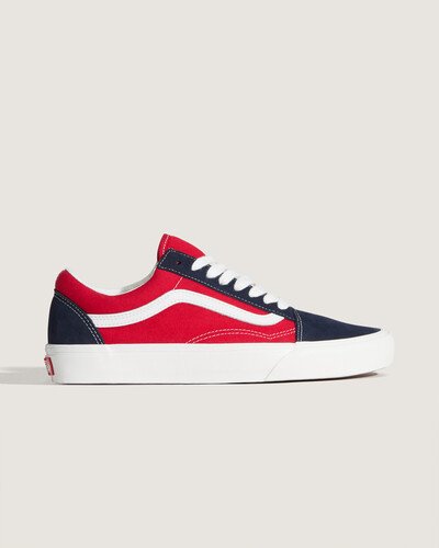 O Old Skool foi o primeiro design de calçado a apresentar a famosa Vans Sidestripe, embora, na época, fosse apenas um rabisco aleatório desenhado pelo fundador Paul Van Doren. Desde o seu lançamento em 1977, este modelo de cano baixo se consolidou como um ícone no cenário do skate, da música e da moda. De skatistas de rua e punks dos anos 90 a lendas do hip hop e da moda atuais, o Tênis Old Skool Frayed 2-tone Navy Red tem sido consistentemente o tênis preferido dos criativos que fazem as coisas do seu jeito.