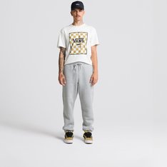 A Calça Core Basic Fleece Cement Heather é confeccionada em algodão e poliéster. O modelo clássico Vans de cintura média apresenta cós elástico com ajuste em cordão. Traz bolsos frontais estilo faca e aplicação de patch bordado com assinatura Vans em “Drop V” na altura da coxa esquerda. Com bolso traseiro, o modelo possui comprimento mais longo, com shape solto, caimento reto e acabamento canelado. Para curtir e relaxar no estilo “Off The Wall”.
Características do produto:
• Calça de moletom masculina; 
• Confeccionada em algodão e poliéster; 
• Cós elástico com ajuste em cordão;
• Bolsos frontais estilo faca; 
• Bolso traseiro;
• Patch bordado com assinatura Vans em “Drop V” na altura da coxa esquerda.