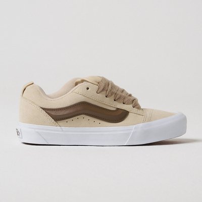 O Tênis Knu Skool Fat Lace Creme Brulee é uma interpretação moderna de um estilo clássico dos anos 90, definido por sua língua bufante e SideStripe™ em 3D, finalizada com cadarços robustos. Com perfil e detalhes de estilo marcantes, o Knu Skool se inspira no Old Skool original, combinando um ícone do passado com as tendências atuais.
