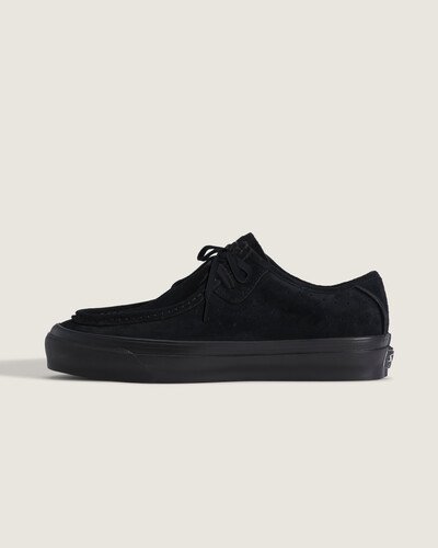 O Tênis Moc Low Lx Carver Black Black traz o legado Vans com construção vulcanizada e cabedal em couro. Bico redondo e acabamento em couros reforçam o caráter atemporal do modelo, enquanto o interior acolchoado entrega conforto e suporte discretos. A montagem vulcanizada proporciona flexibilidade e resposta direta ao caminhar, reforçando a conexão entre material e performance.