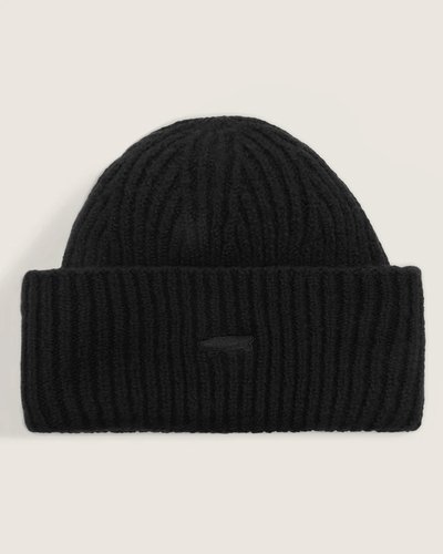 Touca Densmore Wide Cuff Beanie Black apresenta malha macia em poliéster, lã e elastano, com toque acolhedor e boa elasticidade. A dobra larga confere presença definida e o bordado frontal traz assinatura autêntica. O acabamento flexível proporciona conforto e retenção de calor sem pesar, mantendo a estrutura ao longo do uso. Detalhes limpos remetem ao legado Vans, oferecendo um modelo atemporal e descontraído