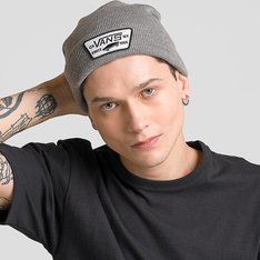 O gorro Vans imprime atitude e vai além de um simples acessório de proteção. O estilo de quem usa o gorro não se limita nem se prende às regras, tornando a peça desejo favorita, fazendo parte do seu Lifestyle. Além de proteger em dias frios, o seu visual icônico representa uma identidade forte e marcante, impossível de confundir. A Touca Milford Beanie Heather Grey é confeccionada em 100% acrílico. Na cor cinza, o modelo possui 15cm de comprimento e traz aplicação frontal de patch bordado com assinatura do skate tradicional Vans “Off The Wall”. Versátil, ele carrega toda autenticidade de Vans para o seu estilo, que é único e totalmente original.