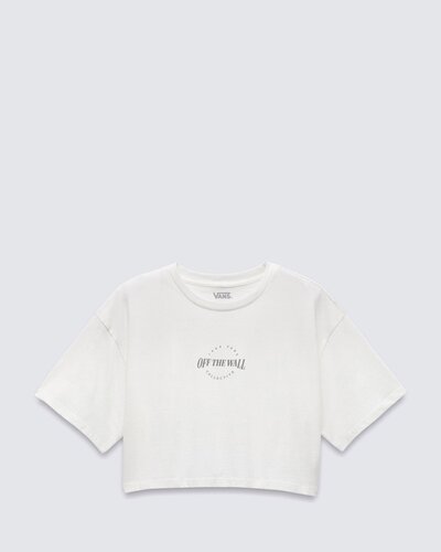 Sua personalidade em destaque, independente da ocasião. Para combinar com todos os seus clássicos, a Camiseta Rylen Ss Relaxed Crop Marshmallow carrega atitude e traz o toque de criatividade que você procura para agregar ao seu estilo. Casual, confortável e com o estilo clássico da Vans, a camiseta de manga curta, apresenta modelagem cropped - de silhueta mais curta - seu caimento é largo e desestruturado, estilo “boyfriend”. É confeccionada em tecido de algodão, com estampa frontal, trazendo assinatura “Off The Wall Collective” - referências do clássico e tradicional Vans. Autenticidade em todas as suas composições.