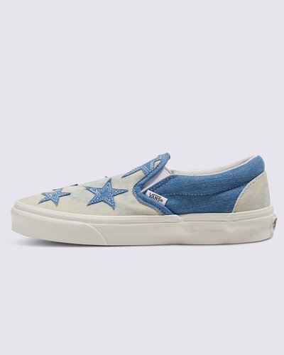 O Classic Slip-On, com sua abordagem "Sem Cadarços, Sem Problemas", foi introduzido pela primeira vez ao mundo em 1979. Desde então, tornou-se um ícone da cultura pop, conhecido por sua capacidade de se adaptar a qualquer estilo, seu conforto confiável e sua flexibilidade para se adequar ao estilo de todos. Com estrelas de denim espalhadas pelo cabedal, este Classic Slip-On traz um toque de fantasia para qualquer ocasião.