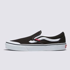O encontro entre dois ícones que carregam a tradição Vans na essência. O Classic Slip-On sempre foi considerado um dos tênis mais icônicos da Vans, apesar de nunca ter carregado a famosa sidestripe. O Tênis Slip-On Sidestripe Black White eleva o tradicional Slip-On para um novo patamar, com biqueiras de borracha e bordados em relevo, desenhando as Sidestripes exatamente onde são exibidas nos clássicos Sk8-Hi e Old Skool. É a combinação perfeita de tudo que você ama na Vans. Não há nada mais Off The Wall do que isso.