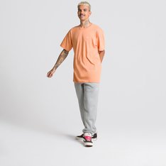 Fundada Na Califórnia Em 1966, A Vans Está Envolvida Com A Cultura Rua, Artes, Música E Ligada Ao Skate E À Evolução Do Esporte, Sem Perder A Essência. Dos Clássicos Aos Modernos, A Vans Possui Uma Enorme Variedade De Modelos De Tênis, Roupas E Acessórios, Sempre Mantendo O Estilo "Off The Wall". A Camiseta Ss Compl. Ultra Neo Vr3 Copper Tan De Manga Curta, Possui O Logo Vans Em "Drop V" Discreto, Bordado Na Altura Do Peito, No Lado Esquerdo. Na Cor Marrom, Apresenta Gola Canelada, Costura Reforçada Nos Ombros E É Confeccionada Em 100% Algodão. Tipo De Caimento: Clássico. O Modelo Veste Tamanho M.
Características Do Produto: 
• Camiseta Vans Clássica; 
• Confeccionada Em 100% Algodão; 
• Costura Reforçada Nos Ombros; 
• Gola Canelada; 
• Bordado Vans Em “Drop V” Frontal; 
• Caimento Clássico; 
• Modelo Veste Tamanho M.