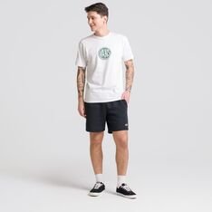 Conforto e estilo são aliados que carregam a essência Vans em todas as peças clássicas. A Bermuda Moletom Core Basic Black é confeccionada em algodão e poliéster, proporcionando maior conforto durante o uso. A bermuda masculina de moletom na cor preta possui silhueta relaxed - veste mais solto. Com bolso faca, traz elástico no cós e cordão para ajuste frontal na cintura. Com aplicação de patch bordado com assinatura Vans em “Drop V” na perna direita e etiqueta tecida Vans na parte superior do bolso traseiro. Uma peça tradicional Vans que agrega o estilo “Off The Wall”, compondo um visual totalmente despojado. Para curtir e descansar.