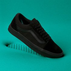 O visual clássico da Vans com um PLUS em conforto! Revigoramos o perfil clássico do Vans Old Skool com a tecnologia de conforto ComfyCush, dando ao ComfyCush Old Skool um caimento de primeira classe que proporciona a sensação de andar sobre as nuvens. O Comfycush Old Skool possui o visual clássico que você já conhece combinado com uma sola comoldada, onde a entressola em espuma Comfycush e o solado de borracha formam uma peça única, oferecendo conforto, durabilidade e aderência. Os novos forros supressores de umidade em tecido mesh são aplicados em toda a parte interna do calçado, em uma peça única e absorvem o suor e a umidade, levando-os para a parte externa do calçado para que sejam evaporados. Enquanto o cabedal de lona e camurça na cor preta e a sidestripe preta combina com a lateral do solado proporcionando um visual "all black" minimalista, os colarinhos acolchoados e o contraforte na parte traseira proporcionam mais estabilidade em uma experiência na qual o conforto é essencial.