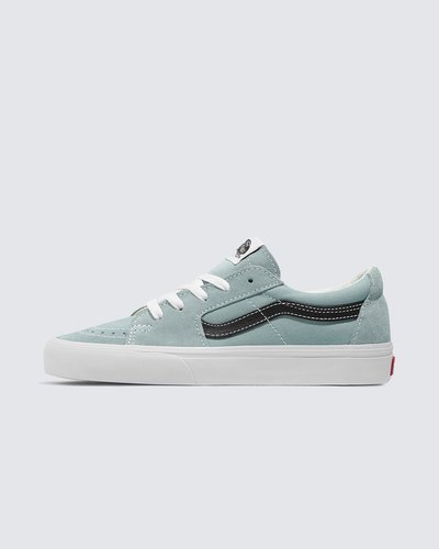 O revolucionário Sk8-Hi transformado em um tênis de cano baixo atemporal. Uma versão adaptada do lendário tênis de cano alto, o Tênis Sk8-Low Sport Gray Mist traz a estética familiar da sidestripe contrastante, com uma proposta totalmente nova na maneira de vestir esta silhueta icônica. Além dos cabedais clássicos de lona e camurça que imitam a contraparte mais alta, o tênis de cano baixo é fácil de usar e traz à tona todos os detalhes que preservam a essência do original.