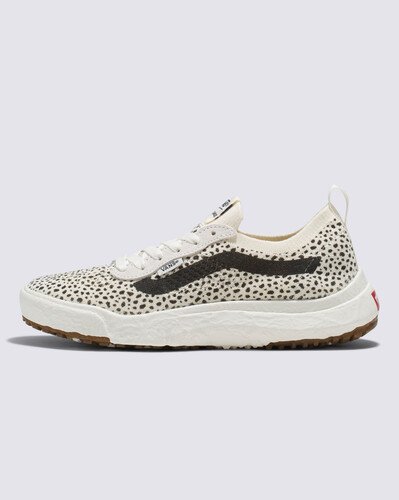 Nesta temporada, repensamos, reprojetamos e reconstruímos cada pedaço do UltraRange para torná-lo mais sustentável. A renovação inclui entressola VR3Cush™ moldada, construção leve, sola de borracha VR3Waffle™ e cabedal respirável projetado para reduzir o desperdício na produção em comparação com o cabedal tradicional de corte e costura da Vans. O UltraRange VR3 é a manifestação de uma ideia: que não se trata de para onde vamos, mas de como chegamos lá.

Nossa equipe traçou metas ambiciosas de sustentabilidade. Grandes ou pequenos, todos os nossos esforços se somam a mudanças positivas. Para poder estampar o logotipo VR3 Checkerboard Globe, pelo menos 30% do produto deve ser feito de materiais reciclados, renováveis e/ou regenerativos.

CARACTERÍSTICAS DO PRODUTO:
• MATERIAL DO CABEDAL: A parte superior em malha de uma única peça é feita com 50% algodão orgânico, 36% PET reciclado e 14% náilon reciclado.
• PALMILHA: A nova entressola VR3Cush™ é produzida com pelo menos 50% de espuma EVA de base biológica parcialmente derivada de fontes vegetais, de acordo com o padrão de teste ASTM D6866-16.
• SOLA: Toda a borracha usada para produzir a sola VR3Waffle™ (60% do composto) é uma borracha natural cultivada de forma regenerativa, proveniente de fazendas que utilizam práticas agrícolas destinadas a promover a biodiversidade, melhorar os ciclos da água, melhorar a saúde do solo e/ou sequestrar carbono. Este novo composto de borracha foi desenvolvido e projetado para manter a aderência e durabilidade que fazem parte da história da Vans desde 1966.

Para saber mais sobre a Vans e sua jornada de materiais sustentáveis, acesse vans.com.br/sustentabilidade.