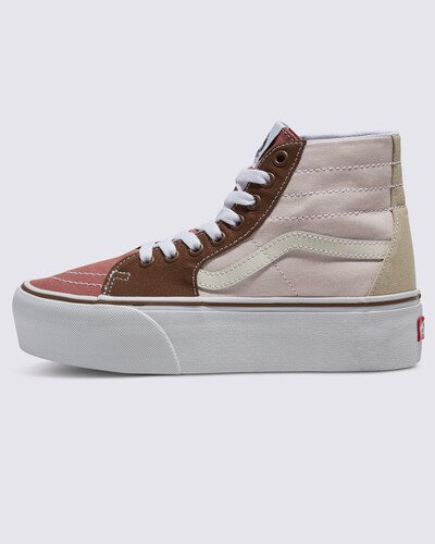 O Sk8-Hi Tapered Stackform traz uma nova perspectiva para o nosso clássico high-top com uma interpretação ainda mais robusta da estética plataforma. Esta versão, com tons terrosos, é construída com uma parede lateral exagerada, dobrando a altura, elevando assim um favorito lendário enquanto oferece um visual moderno.