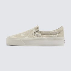A Vans reconstruiu alguns dos seus clássicos mais icônicos com escolhas intencionais sobre os materiais utilizados. Com cabedais feitos de algodão orgânico e poliéster reciclado, um solado que usa borracha natural e uma palmilha de espuma de base biológica para um conforto que faz você se sentir bem, o Tênis Slip-On Mte Floral Stain Vintage White mantém todo o DNA “Off The Wall” da Vans, enquanto dá um passo na direção certa. A equipe da Vans definiu metas ambiciosas de sustentabilidade. Grandes ou pequenas, todos os esforços se somam a uma mudança positiva. Para ganhar o logotipo do globo Checkerboard, pelo menos 30% do produto deve ser composto de um ou uma combinação de materiais reciclados, renováveis e/ou regenerativos. Para saber mais sobre a Vans e sua jornada para materiais sustentáveis, acesse www.vans.com.br/sustentabilidade.