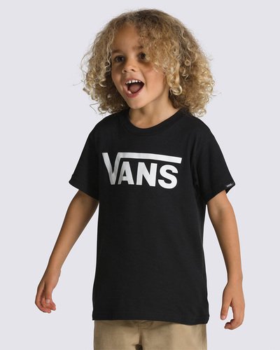 Clássico Vans é atemporal. Autenticidade “Off The Wall” na essência. Um visual tradicional que nunca sai de moda desde os primeiros passos, tornando-se referência para os pequenos. A Camiseta Vans Classic Infantil Black White é icônica e não passa despercebida. De silhueta clássica com corte mais ajustado ao corpo, a camiseta infantil de manga curta Vans na cor preta é confeccionada em algodão 100% cardado ringspun, gola careca em rib, com etiqueta tecida Vans aplicada na lateral. Apresenta estampa frontal icônica com assinatura Vans em “Drop V” centralizado na altura do peito, em silk à base d’água. Perfeita para todos os momentos.