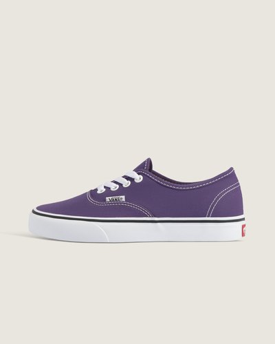 <p>Nascido em Anaheim, Califórnia, em 1966, o Authentic é o estilo tradicional original da Vans. O Tênis Authentic Color Theory Matte Purple mantém o legado Off The Wall com cabedal têxtil em fibras vegetais, cano baixo e fechamento por cadarço para ajuste seguro. Sola vulcanizada oferece durabilidade e resposta estável; o tecido garante respirabilidade e sensação leve ao caminhar. Modelo unissex de identidade atemporal e acabamento cuidadoso.</p>