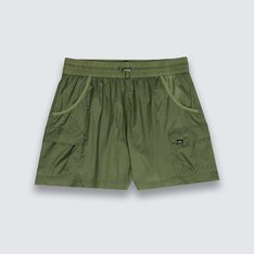 O Bermuda Loden Green White é versátil e pode ser usado para um dia na cidade, dentro ou fora das pistas de skate. O modelo possui bolsos cargo com fecho de aba e botão, com  detalhes de costura.