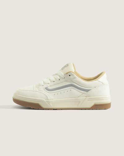 Sempre em alta. Inspirado nos estilos de skate do início dos anos 2000, com um perfil bufante e detalhes oversized. O Hylane é um tênis inspirado no skate Y2K que reinterpreta nossa silhueta Upland de 1999. O Tênis Hylane Vintage Marshmallow Gum traz referências do passado que  coexistem com detalhes de design sofisticados, como a Sidestripe 3D brilhante e logotipos bordados, enquanto a estrutura robusta e a língua de skate bufante proporcionam um visual e sensação retrô. Com uma entressola com textura exclusiva em V entrelaçado, o Hylane transforma uma estética old school em um item essencial do guarda-roupa atual.