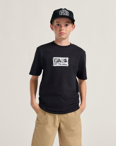 Fundada na Califórnia em 1966, a Vans está envolvida com a cultura de rua, artes, música e ligada ao skate e à evolução do esporte, sem perder a essência. Dos clássicos aos modernos, a Vans possui uma enorme variedade de modelos de tênis, roupas e acessórios, sempre mantendo o estilo "Off The Wall". A Camiseta Ss Diy Fx Black Infantil traz aplicação frontal de etiqueta tecida grande, com assinatura Vans, centralizada na altura do peito. Uma peça atemporal que carrega a herança Vans no estilo casual e descontraído.